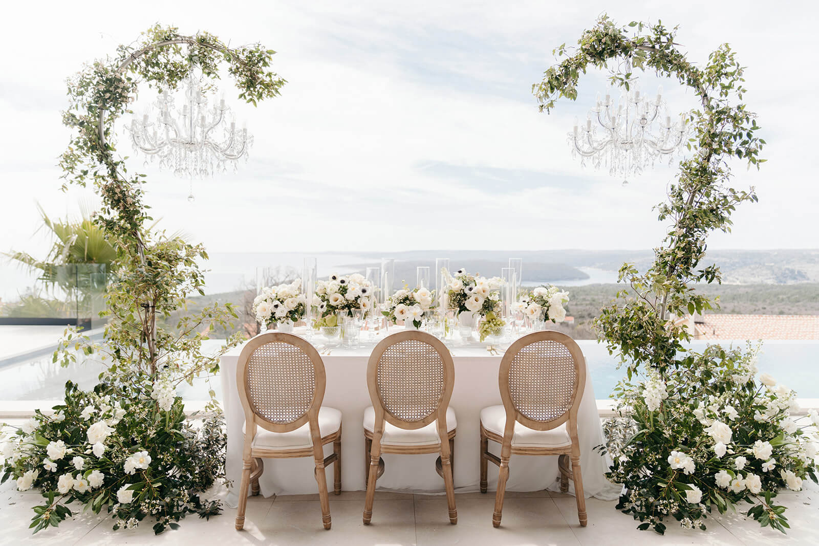 Brauttisch bei Hochzeit in einer modernen Villa in Istrien, Kroatien