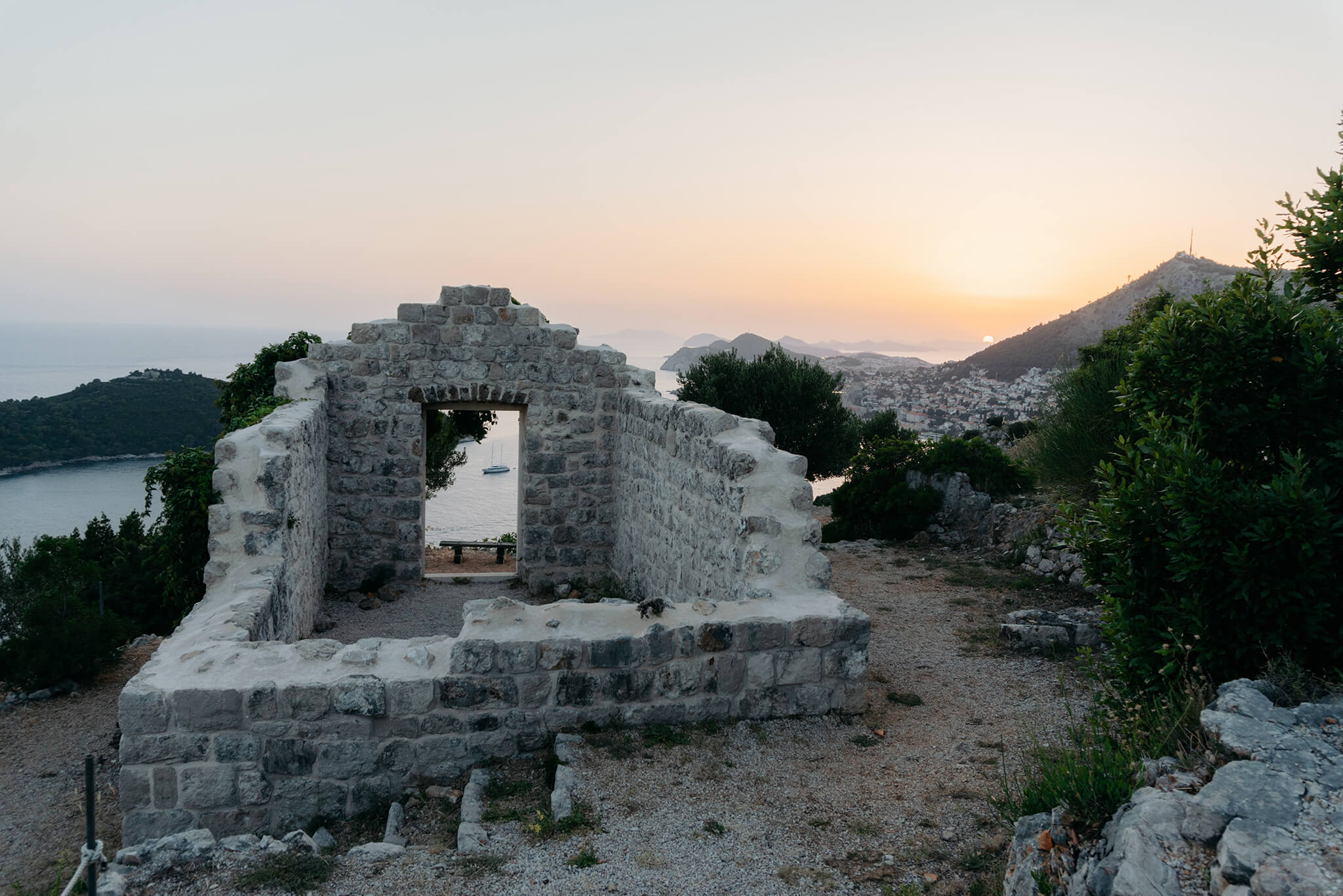 Heiraten in einer Ruine mit Meerblick in Dalmatien, Kroatien