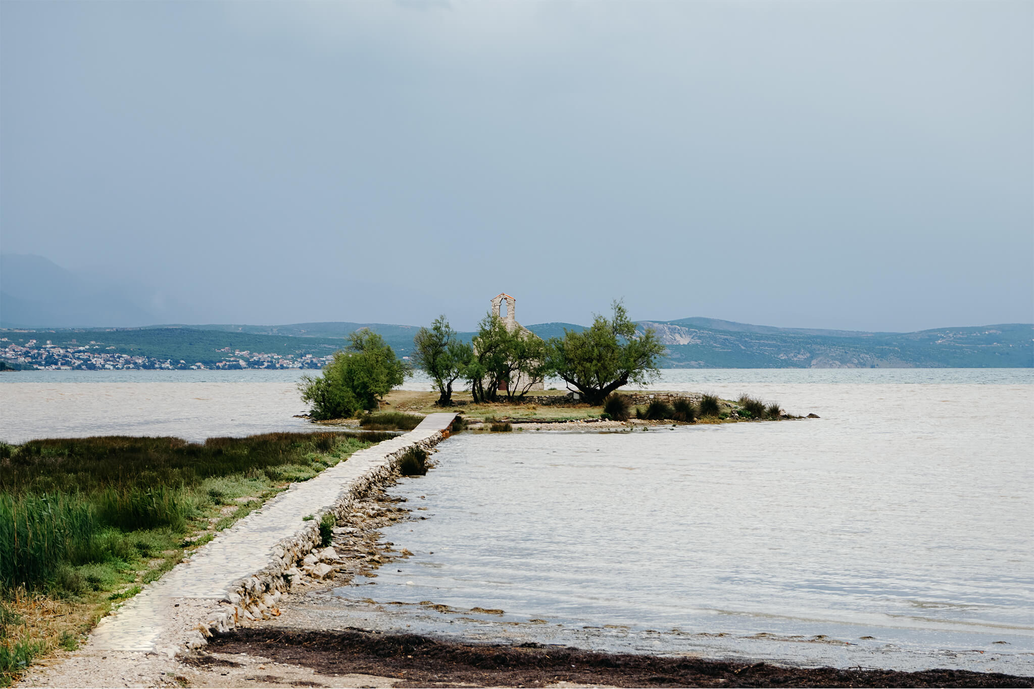 Hochzeit auf einer Insel mit Kapelle in Dalmatien, Kroatien