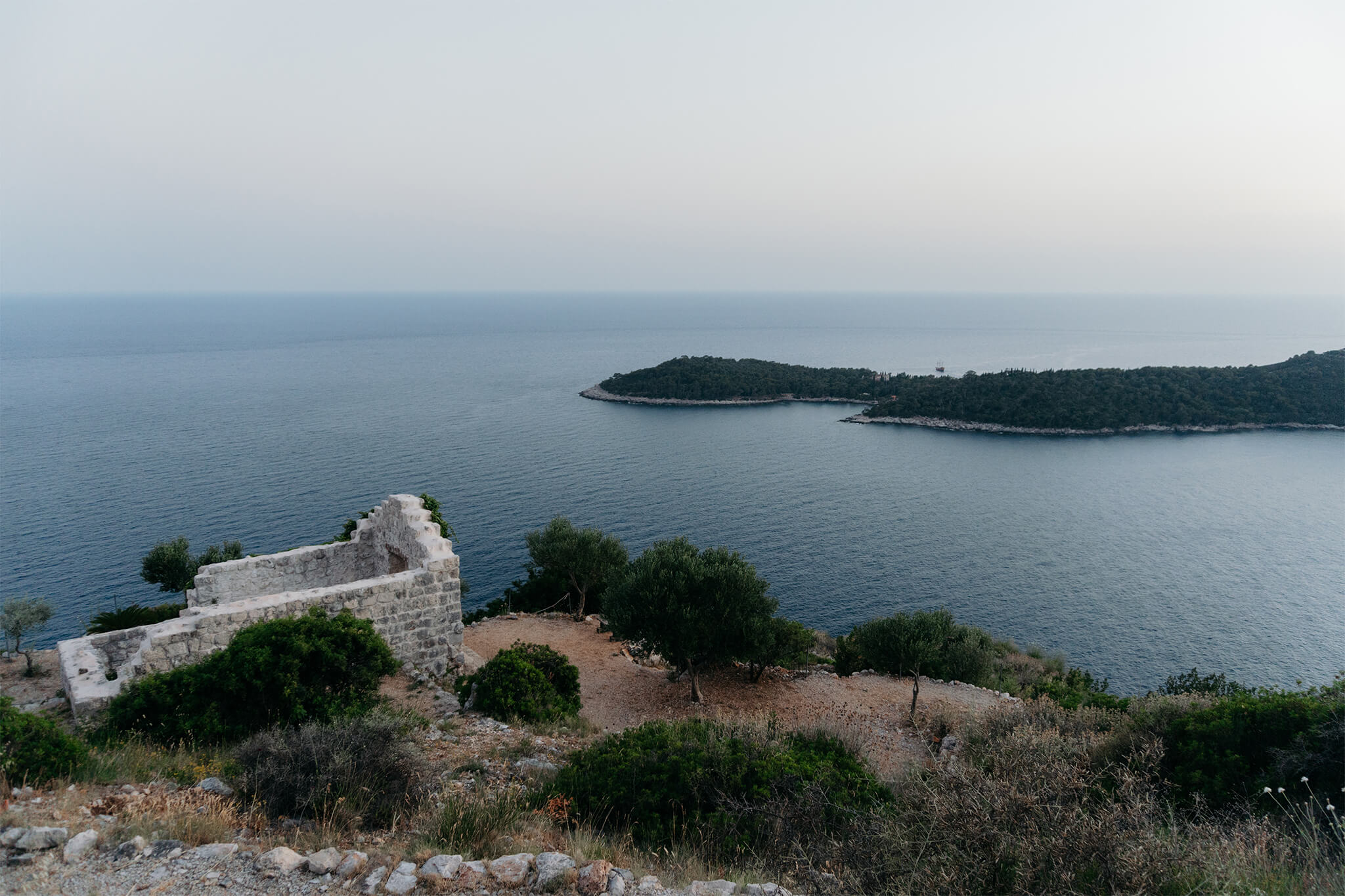 Hochzeit mit Meerblick neben einer Ruine in Dalmatien, Kroatien