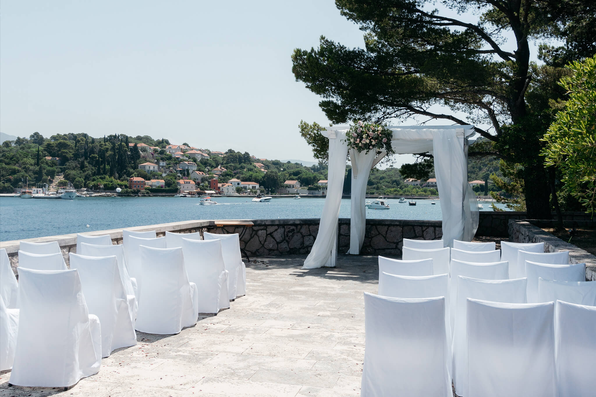 Zeremonie bei einer Hochzeit am Strand in Dalmatien