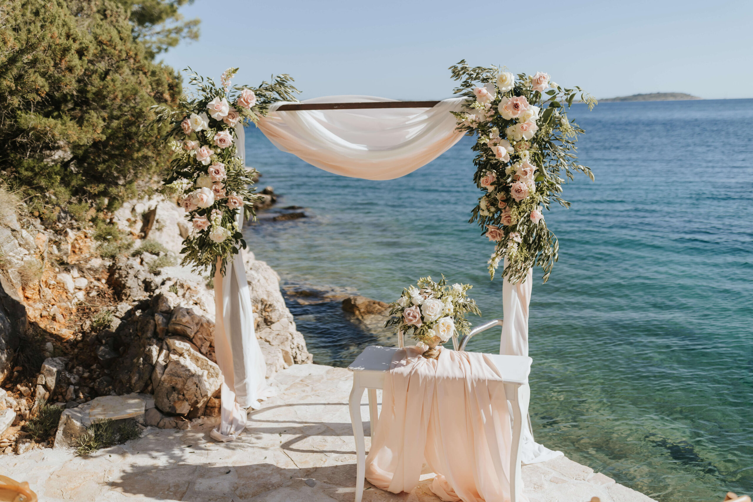 Traubogen bei einer Hochzeit am Strand von einer Luxusvilla