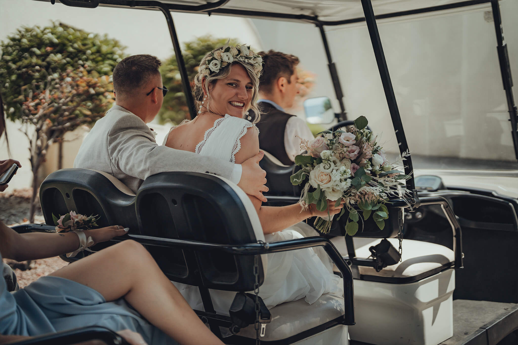 Brautpaar in Golfcart bei einer Hochzeit in Kroatien