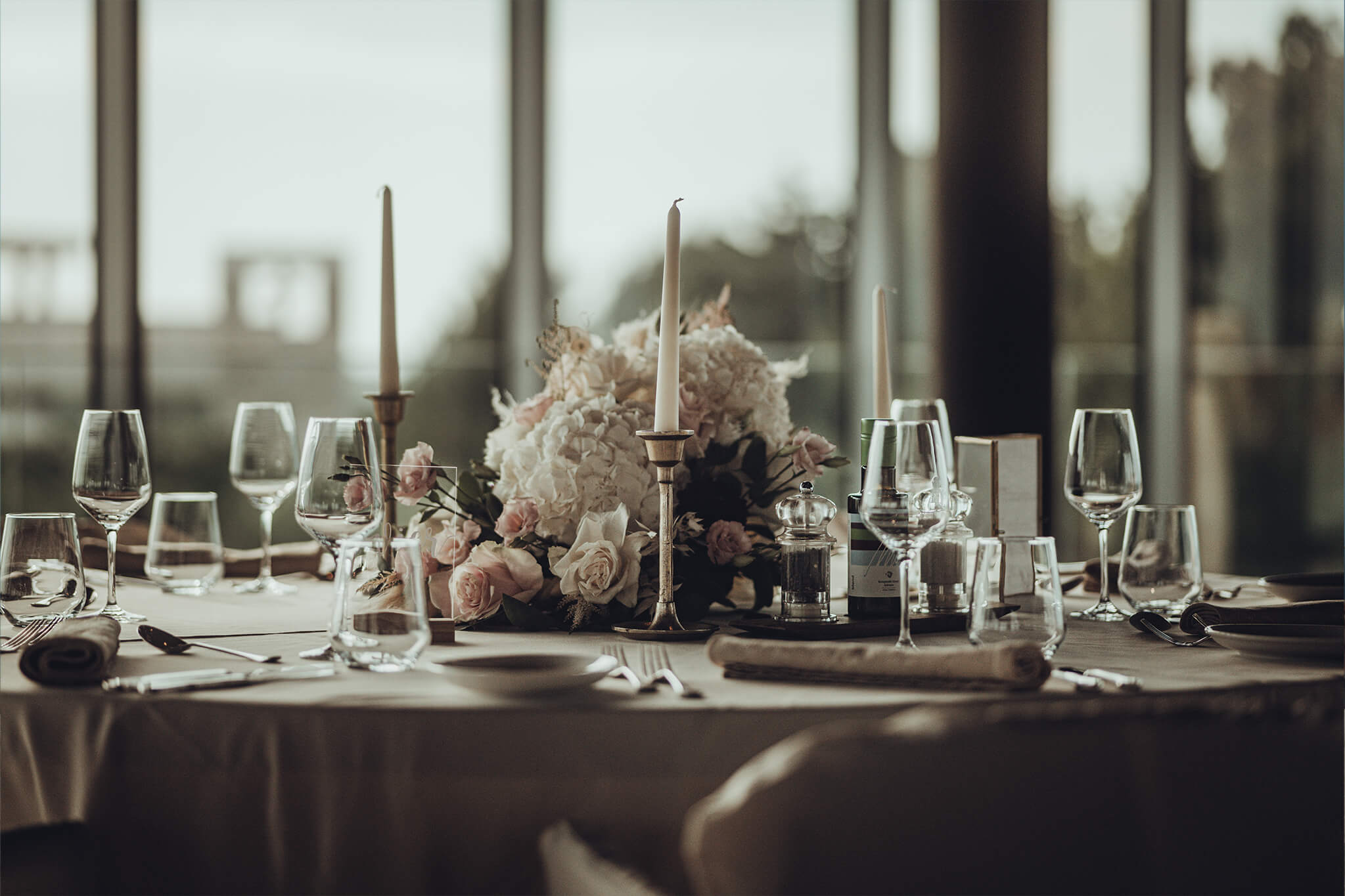 Edle Boho Tischdeko mit goldenen Kerzenständern bei einer Hochzeit