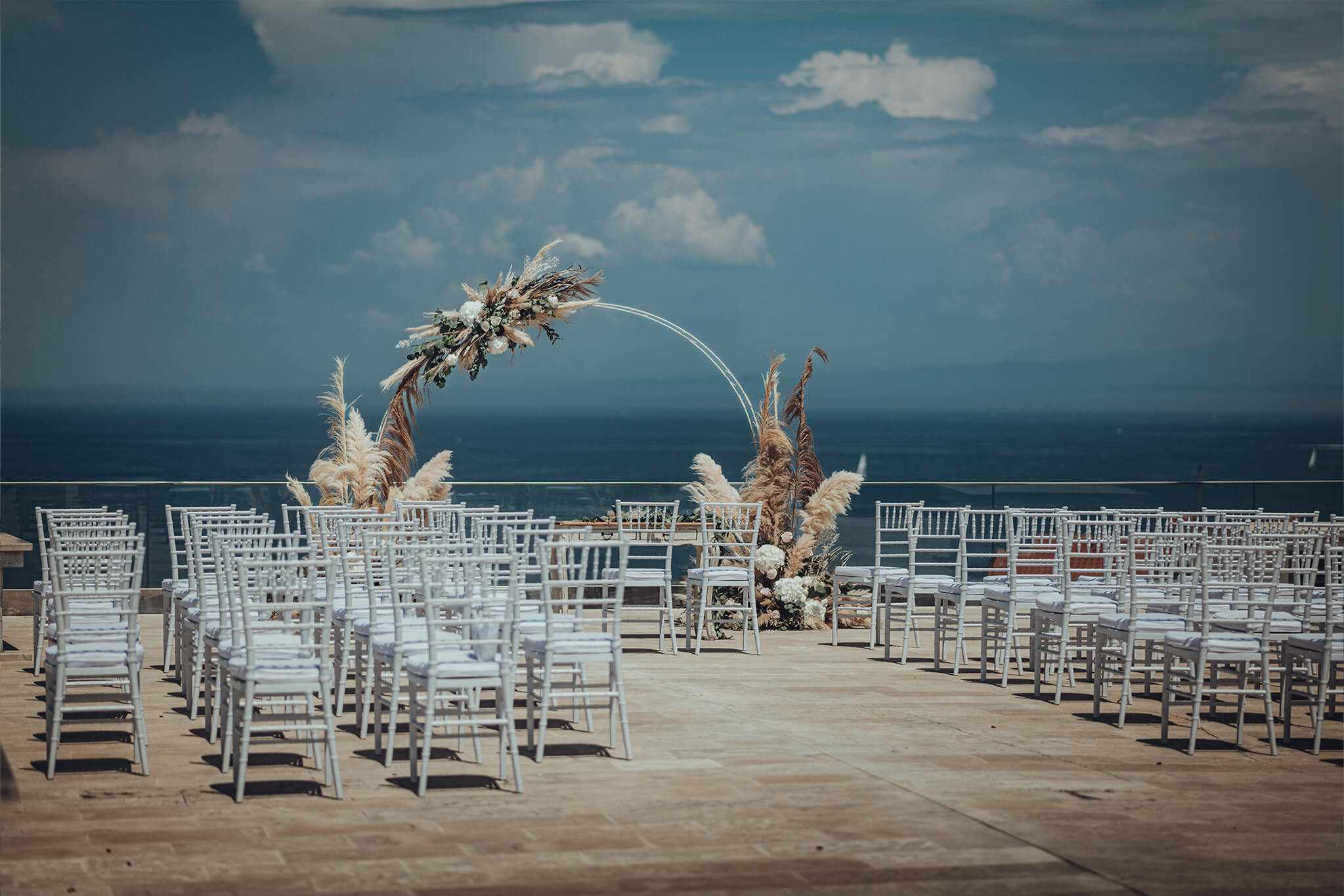 Hochzeitszeremonie mit Blick aufs Meer in Kroatien mit Traubogen