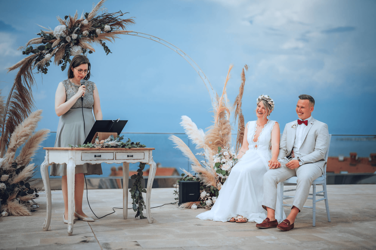 Brautpaar bei Trauung mit Traurednerin in Kroatien mit Blick aufs Meer