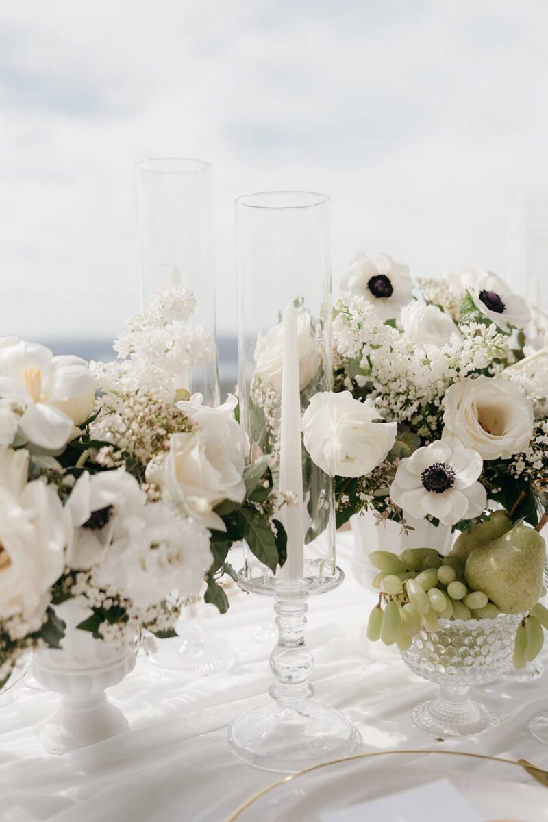 Kerzenständer auf Tischdeko bei einer Hochzeit