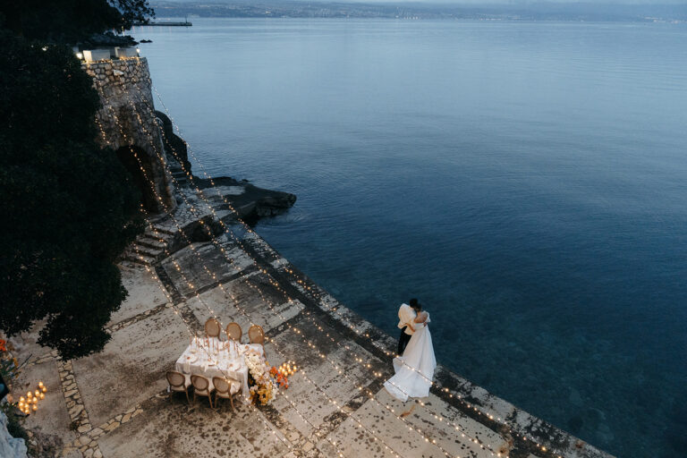 Brautpaar bei Hochzeit in Opatija am Strand