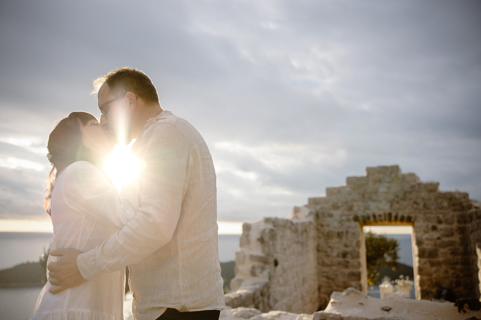 Brautpaar bei Trauung in Dubrovnik mit Sonne