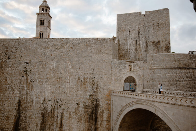 Brautpaar in Dubrovnik mit Stadtmauer