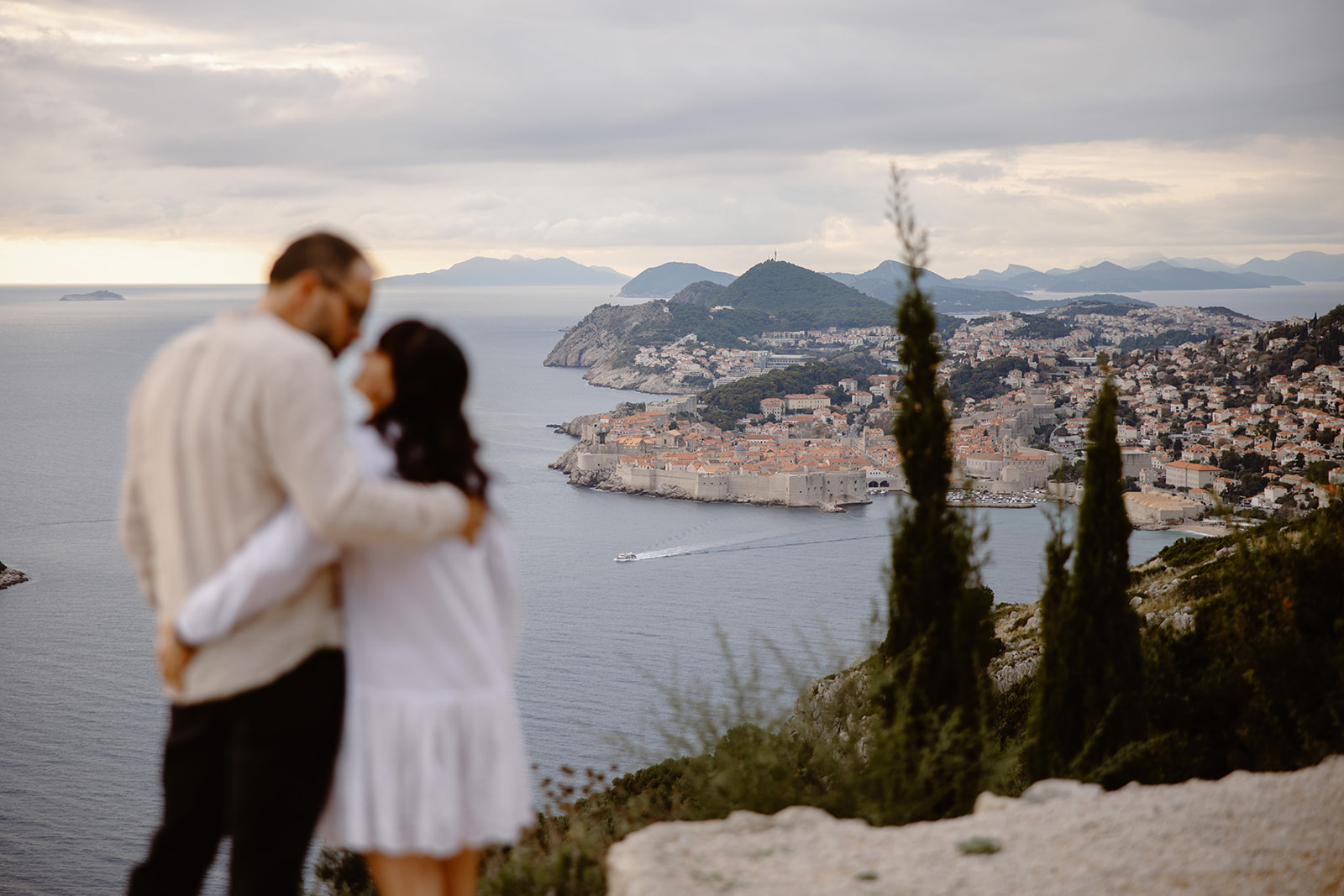 Brautpaar mit Blick auf die Altstadt in Dubrovnik